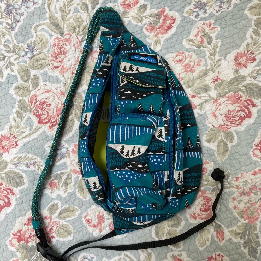 Like new, Kavu mini rope bag.